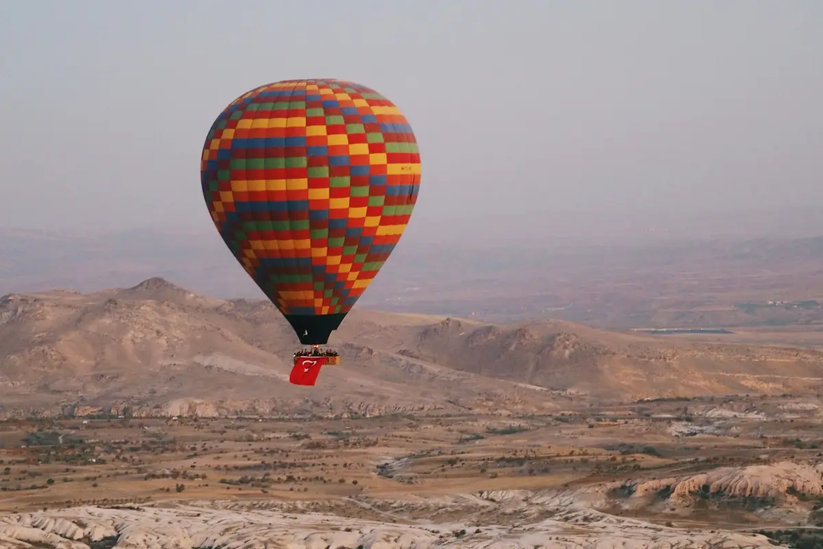Kapadokya vadileri üzerinde süzülen sıcak hava balonu